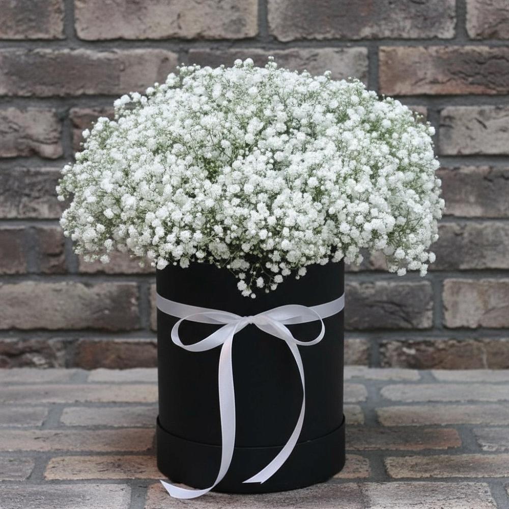 Цветочная композиция из Гипсофила в шляпной коробке в Туринская Слобода