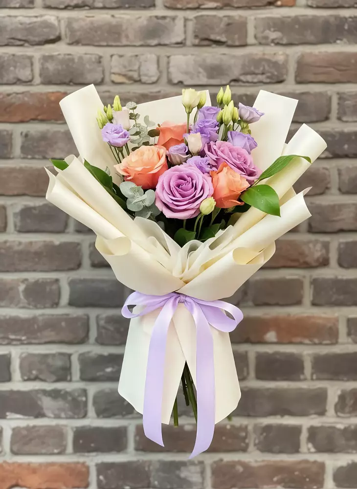 Букет цветов из: Лизиантусы и Розы в Туринская Слобода