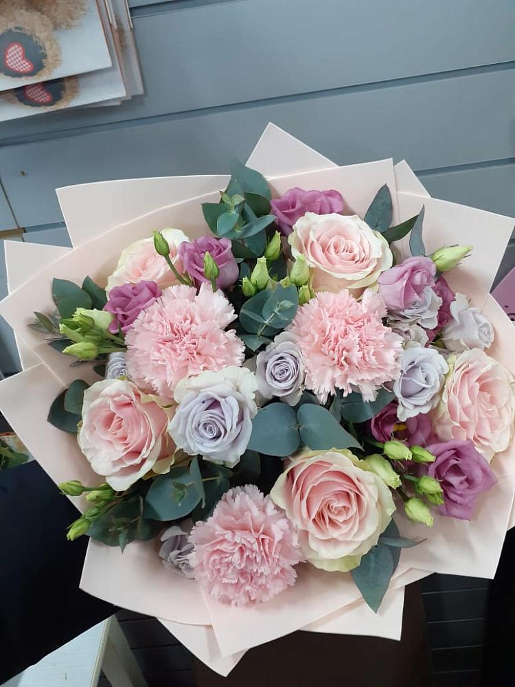 Букет цветов из: Розы, Гвоздики и Лизиантусы в Туринская Слобода